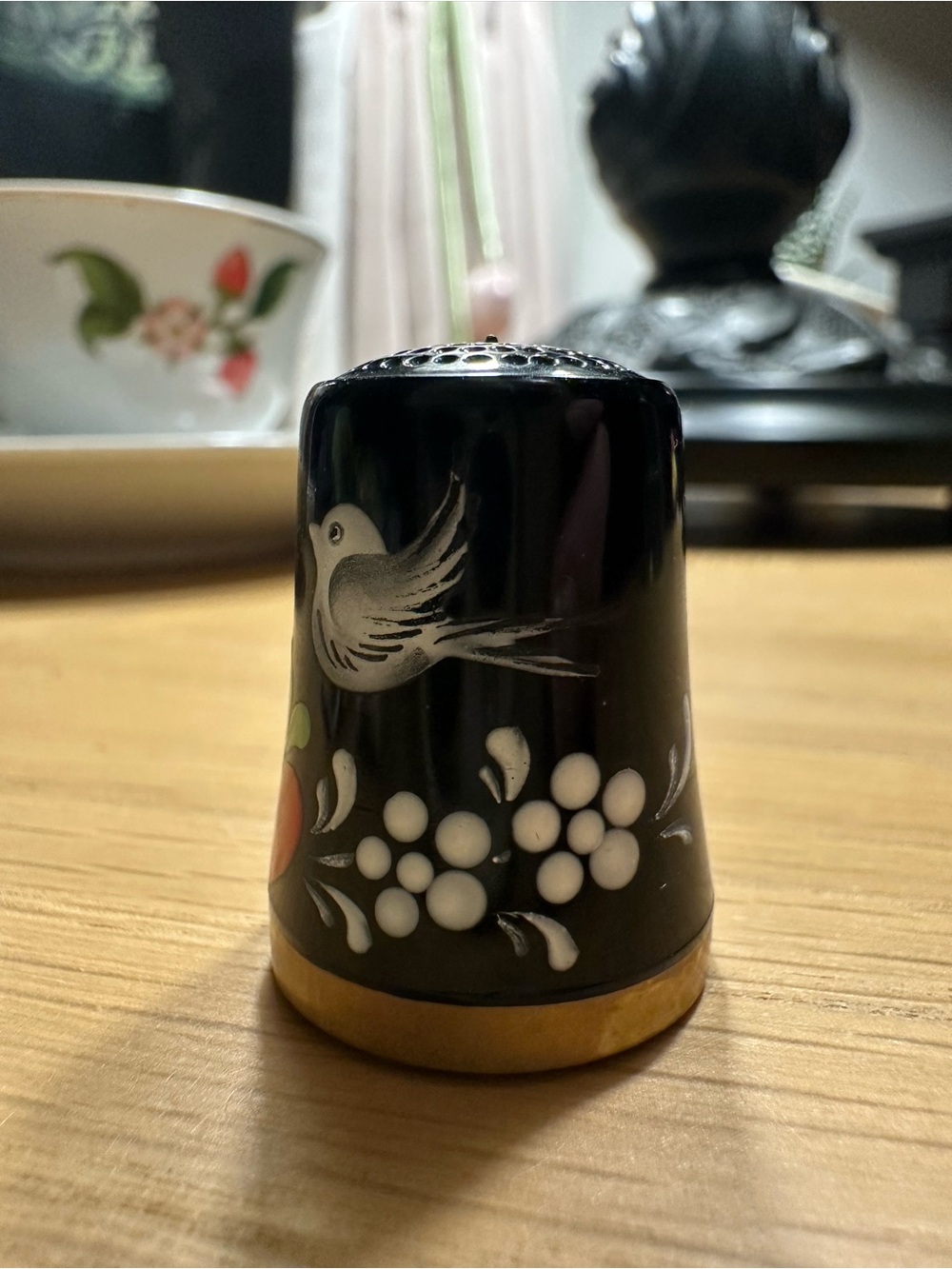 Vintage black enamel bird & heart thimble folk art floral collectible - Picture 2 of 4